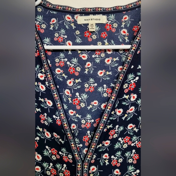 Women's Medium Max Studio Floral Bohemian Lightweight Blouse With Front Tie. - Picture 3 of 8